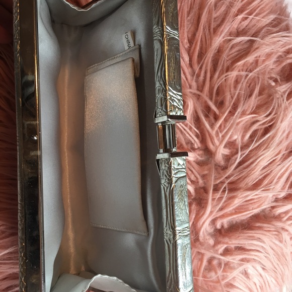 Silver clutch purse in excellent condition. - Picture 2 of 4